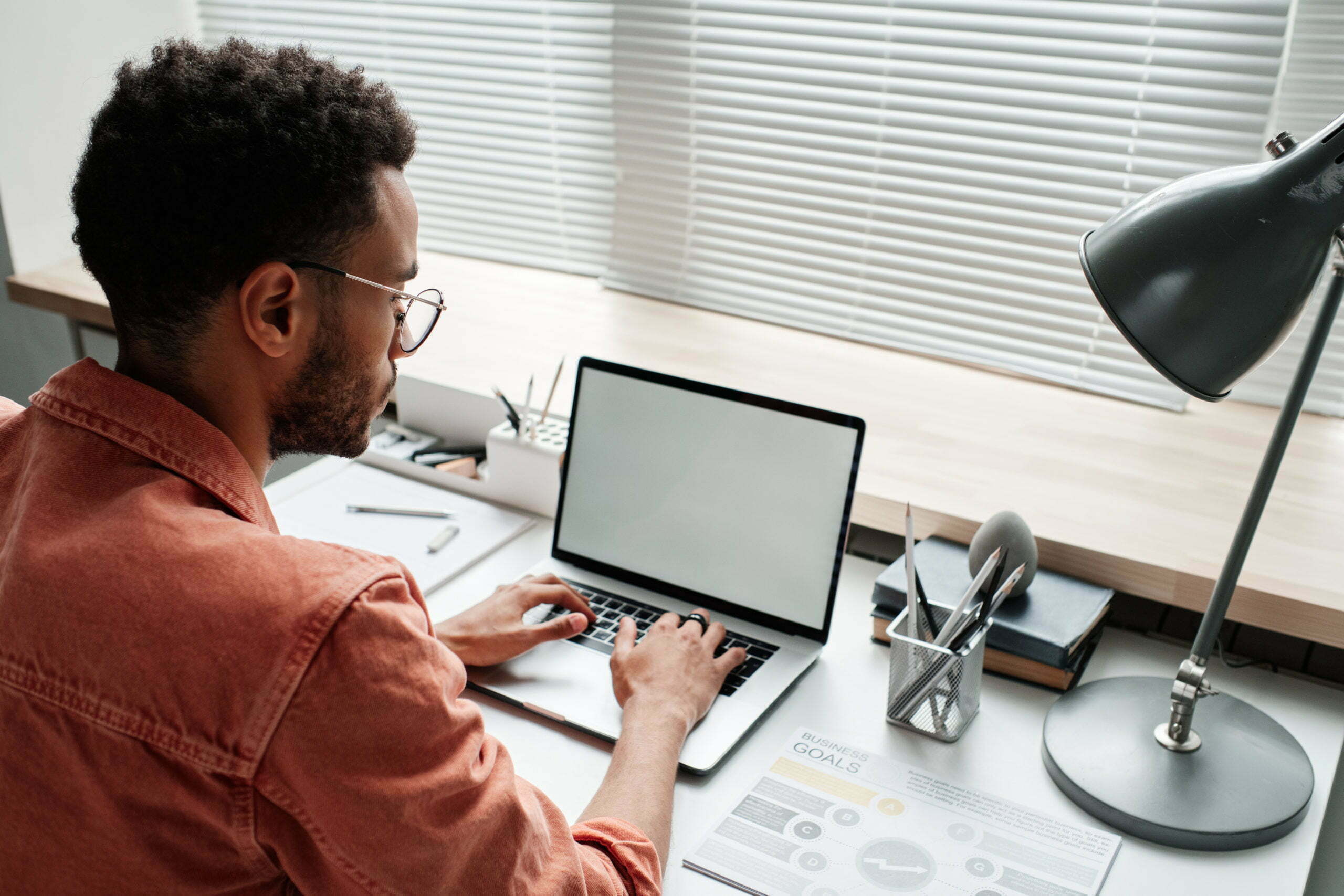 How to Use an Online People Search Engine