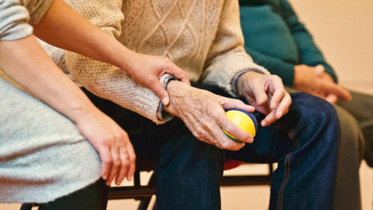 In-Home Care Vs. Assisted Living: Which is Right For You? 1 Care vs Assisted Living