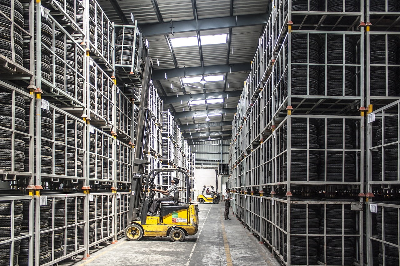Tips for Finding Free or Low-Cost Pallets 1 Forklift Lifting Pallets